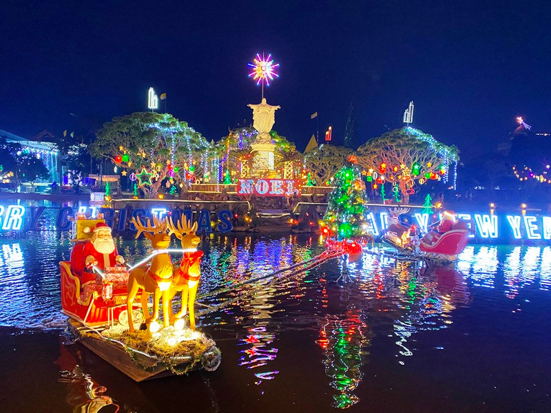 Tưng bừng đón Giáng sinh ở Nhà thờ chính tòa Phát Diệm