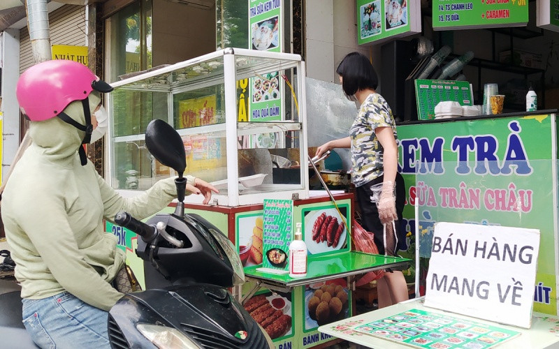 Các cửa hàng ăn uống tại 8 quận vùng cam tại Hà Nội chỉ được phép bán mang về.