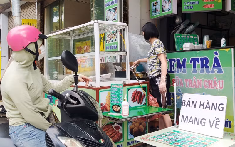 Các cửa hàng ăn uống tại 8 quận vùng cam tại Hà Nội chỉ được phép bán mang về.