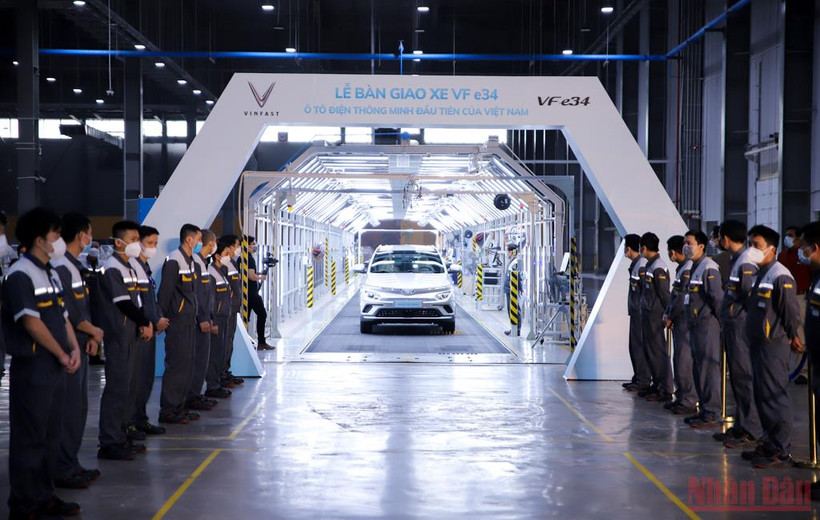 Những xe ô-tô điện VF e34 đầu tiên xuất xưởng tại Nhà máy VinFast (Hải Phòng).