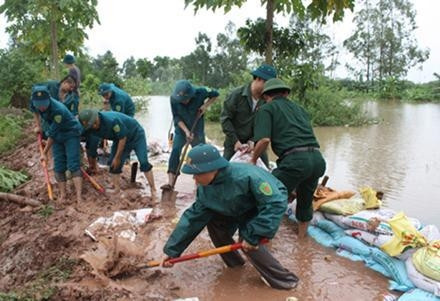 Dân quân xã Tây Mỗ cùng cán bộ Ban CHQS huyện Từ Liêm (Hà Nội) gia cố đập chống tràn nước từ sông Ngà, đoạn chảy qua xã 