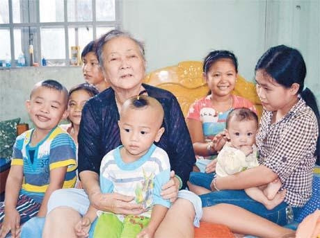 Má Mười cùng các em nhỏ trong Mái ấm Thiện Duyên.