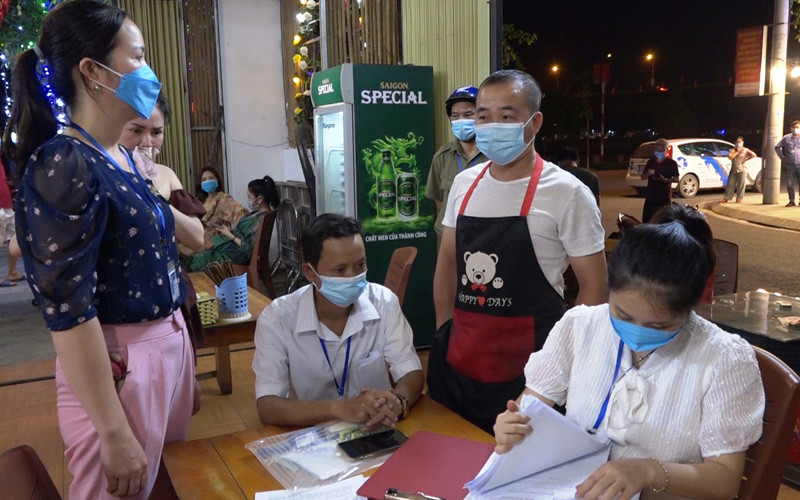 Lực lượng chức năng kiểm tra, xử lý quán bia, quán bán nước vi phạm qui định phòng, chống dịch Covid-19 ở phường Kim Tân, thành phố Lào Cai