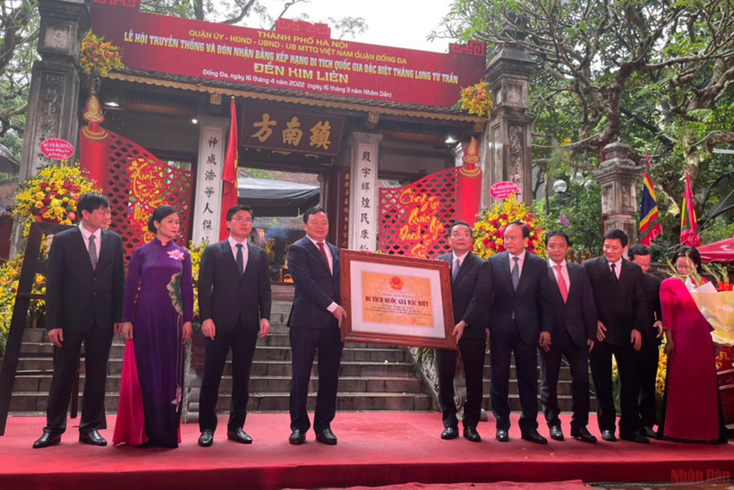 Cán bộ và nhân dân phường Phương Liên, quận Đống Đa đón nhận bằng công nhận Di tích quốc gia đặc biệt đền Kim Liên.