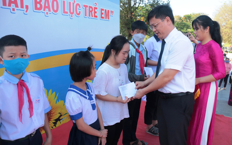 Phó Chủ tịch Ủy ban nhân dân tỉnh Nguyễn Thanh Bình trao học bổng cho các em có hoàn cảnh đặc biệt khó khăn.