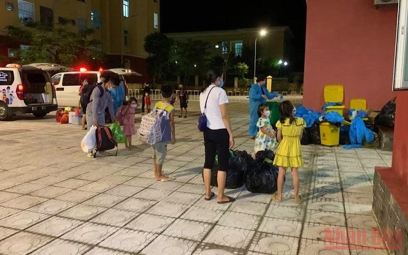 Nhiều học sinh Quảng Bình phải đi cách ly tập trung cùng bố mẹ do tiếp xúc gần ca bệnh