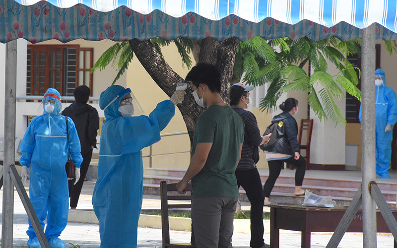 Thí sinh thay khẩu trang, rửa tay sảt khuẩn và đo thân nhiệt trước khi vào phòng học quy chế thi.