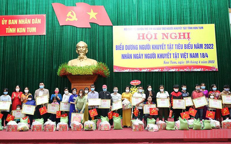 Trao tặng giấy khen và quà cho 20 người khuyết tật tiêu biểu.