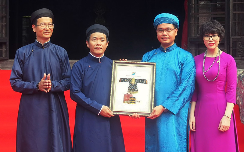 Tập đoàn Sunshine hiến tặng tỉnh Thừa Thiên Huế hai cổ vật Mũ quan đại thần và Áo Nhật bình cung tần triều Nguyễn.