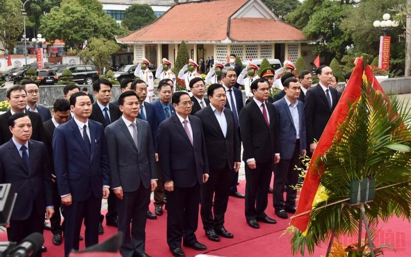 Thủ tướng thắp hương tại Khu tưởng niệm Chủ tịch Hồ Chí Minh. (Ảnh: Trần Hải)