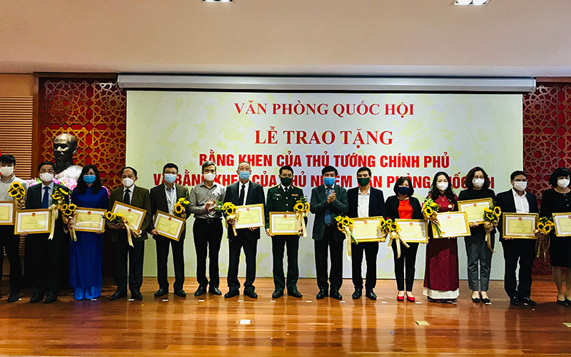 Các cá nhân, tập thể được nhận Bằng khen tại buổi lễ.