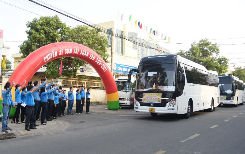 Cán bộ Liên đoàn Lao động tỉnh Đồng Nai tiễn công nhân về quê đón Tết. 