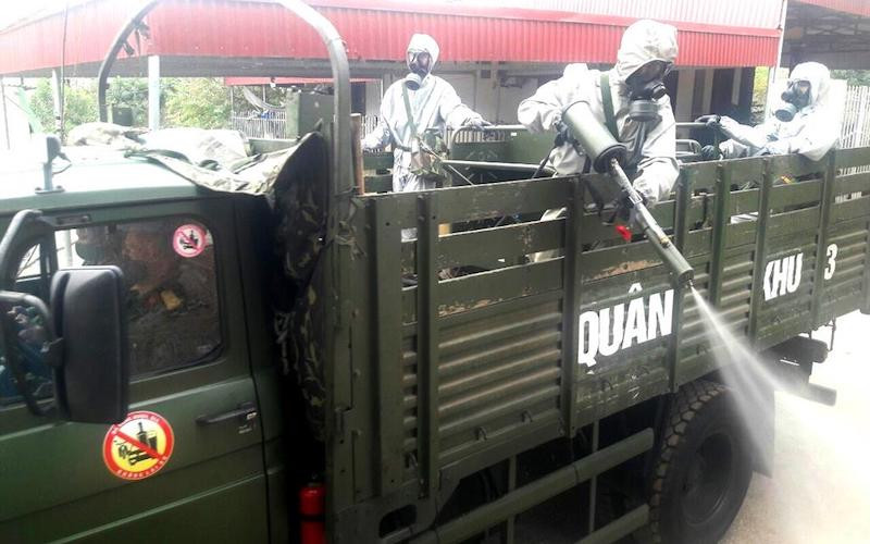 Chiến sĩ lực lượng vũ trang Quân khu 3 phun thuốc tiêu trùng tại xã Hưng Đạo, TP Chí Linh.