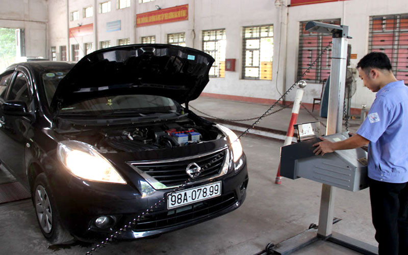 Kiểm định xe tại Trung tâm đăng kiểm 98.01S Bắc Giang. (Ảnh: Bộ Giao thông vận tải cung cấp)