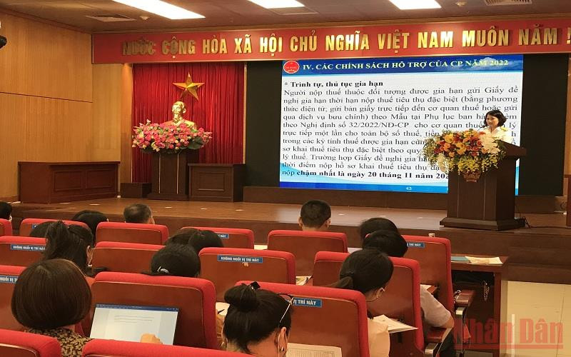 Đại diện Cục thuế giới thiệu chính sách mới về thuế. (Ảnh: Ngọc Anh)