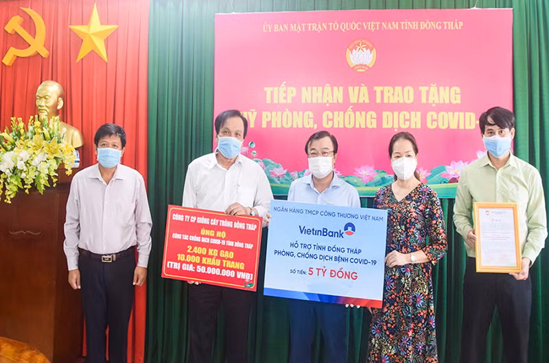 Thường trực Ủy ban Mặt trận Tổ quốc Việt Nam tỉnh Đồng Tháp nhận bảng tượng trưng doanh nghiệp ủng hộ Quỹ Phòng, chống dịch Covid-19.