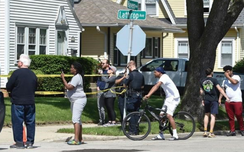 Lực lượng thực thi pháp luật Mỹ phong tỏa hiện trường vụ xả súng ở bang Wisconsin (Mỹ), ngày 2/6. (Ảnh: AP/TTXVN)