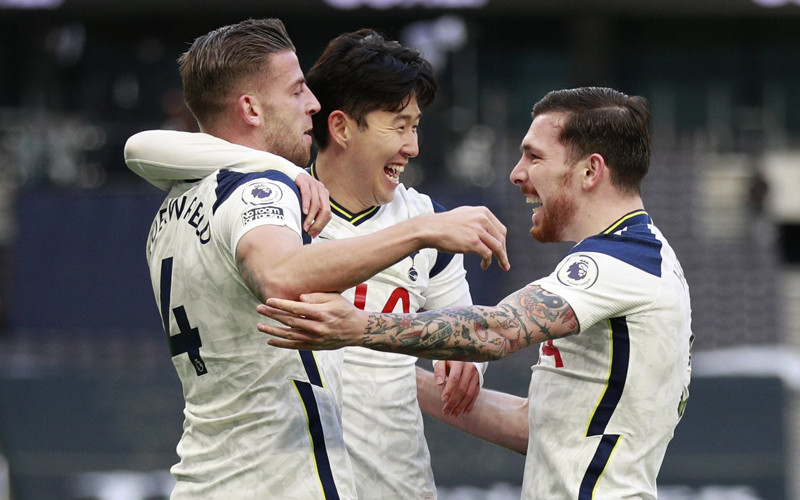 Son Heung-Min (giữa) và Alderweireld (trái) cùng ghi bàn cho Tottenham.