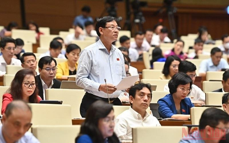 Đại biểu Nguyễn Hữu Chính (Hà Nội) phát biểu thảo luận về dự án Luật Cảnh sát cơ động tại hội trường ngày 26/5. (Ảnh: KHOA NGUYÊN)