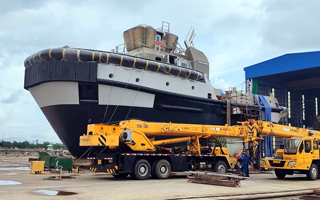 Tàu kéo - đẩy đóng mới cho chủ tàu nước ngoài tại Công ty Đóng tàu Sông Cấm (TP Hải Phòng).