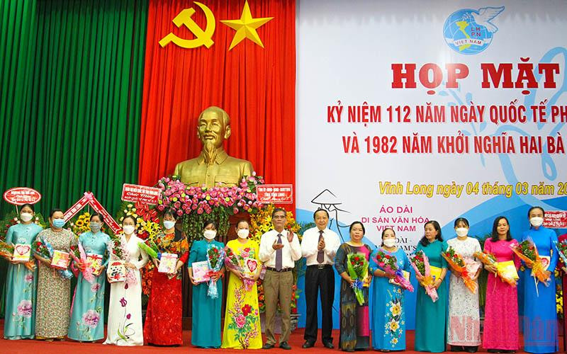 Lãnh đạo tỉnh Vĩnh Long tuyên dương tặng quà cho nữ cán bộ tiêu biểu nhân buổi họp mặt ngày 4/3. 