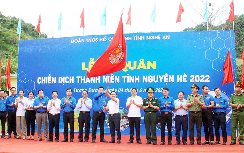 Nghi thức trao cờ phát động chiến dịch hè. (Ảnh: Thanh Quỳnh)