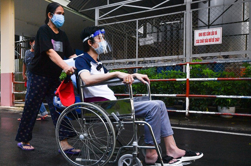 Hai mẹ con Dương Quốc Hội trong lần tái khám gần đây. (Ảnh: bệnh viện cung cấp)