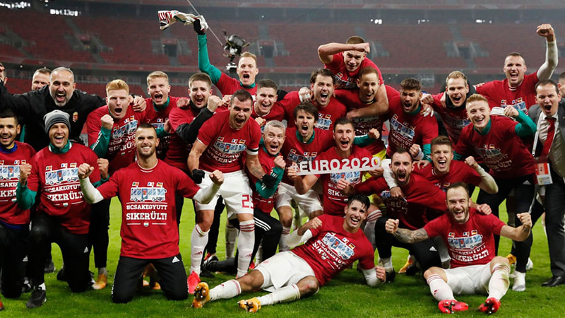 Các cầu thủ Hungary ăn mừng khi giành suất tham dự vòng chung kết EURO 2020.