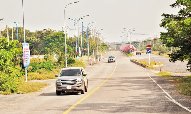 Hạ tầng giao thông được đầu tư nâng cấp, đáp ứng tốt hơn nhu cầu đi lại, giao thương của người dân huyện Cần Giờ. Ảnh: MẠNH HẢO