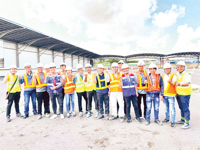 Các học viên lớp kỹ thuật viên lái tàu tham quan thực tế tại các công trường xây dựng tuyến metro Bến Thành - Suối Tiên.