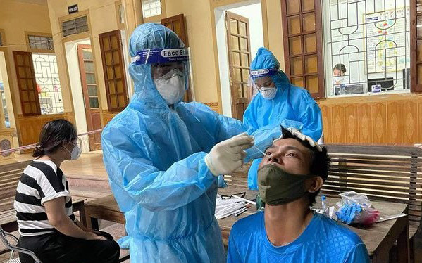 Triển khai lấy mẫu xét nghiệm cho người dân sinh sống trong khu vực có F0 ở TP Vinh.