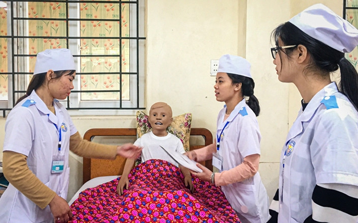Sinh viên Trường cao đẳng Y Thái Bình thực hành tại phòng mô phỏng.