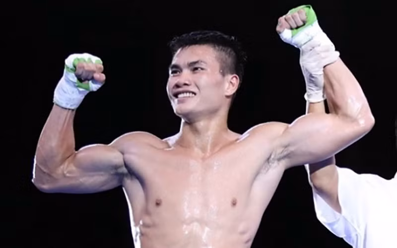 “Cú đấm thép” và tấm vé lịch sử