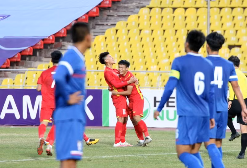 Nhâm Mạnh Dũng và Lê Văn Xuân ăn mừng bàn thắng duy nhất của trận đấu. (Ảnh: VFF)