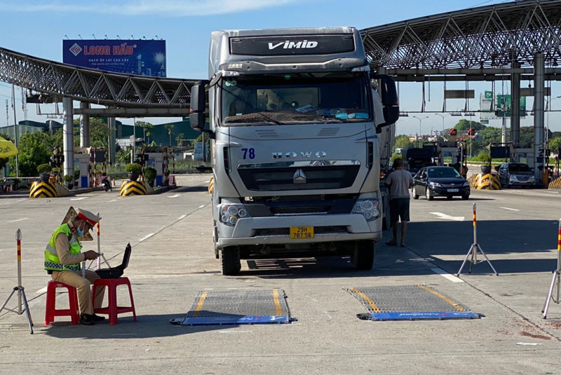 Lực lượng Cảnh sát giao thông tiến hành cân để xử lý các xe quá tải.