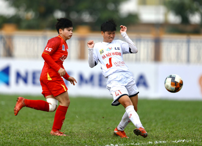 Vũ Thị Hoa (áo trắng) lập cú đúp trong chiến thắng mở đầu lượt về của U19 nữ Hà Nội Watabe. (Ảnh: M.H)