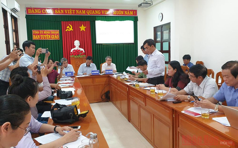 Bác sĩ Đặng Thức Anh Vũ, Phó Giám đốc Sở Y tế Bình Thuận (đứng bên phải ảnh) tại buổi họp.