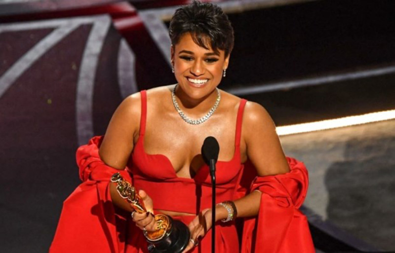 Ariana DeBose đã được xướng tên là ''Nữ diễn viên phụ xuất sắc nhất''. (Ảnh: AFP/TTXVN)