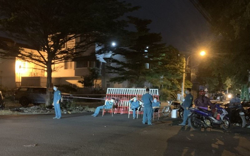 Phong tỏa đường D35 thuộc khu phố 4, khu dân cư Việt Sing, phường An Phú, TP Thuận An vào tối 25-3 khi phát hiện BN2585.