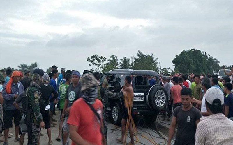 Nhiều người tới hiện trường vụ tai nạn. (Ảnh: CNN)