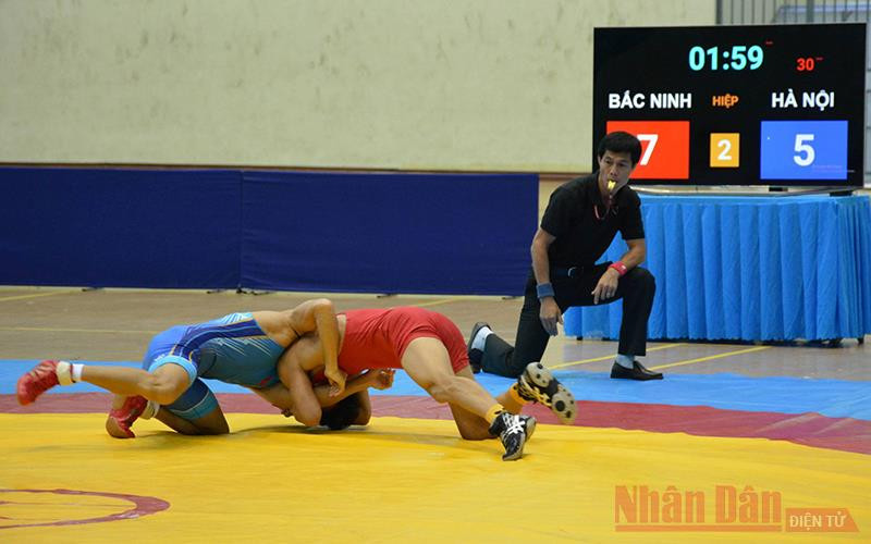 Các vận động viên bước vào tranh tài tại Giải Vô địch quốc gia vật cổ điển, vật tự do năm 2020, tổ chức ở Nam Định.