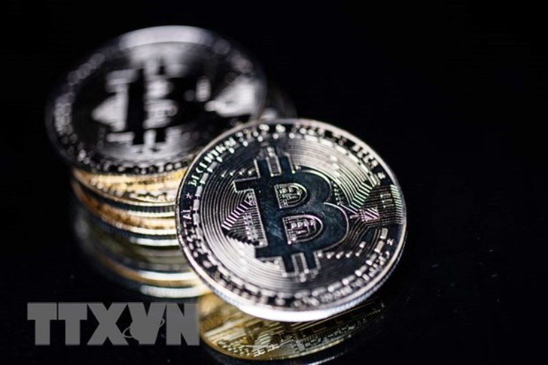 Hình ảnh mô phỏng đồng bitcoin tại Paris, Pháp. (Ảnh: AFP/TTXVN) 