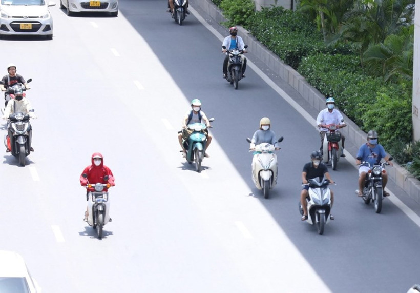Hà Nội trải qua đợt cao điểm nắng nóng, có lúc tới 40 độ C