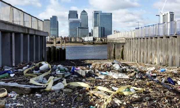Chai nhựa và rác trôi dạt vào một bãi biển ở hạt Cork, Ireland. Ảnh: Getty Images.