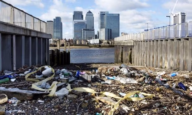 Chai nhựa và rác trôi dạt vào một bãi biển ở hạt Cork, Ireland. Ảnh: Getty Images.