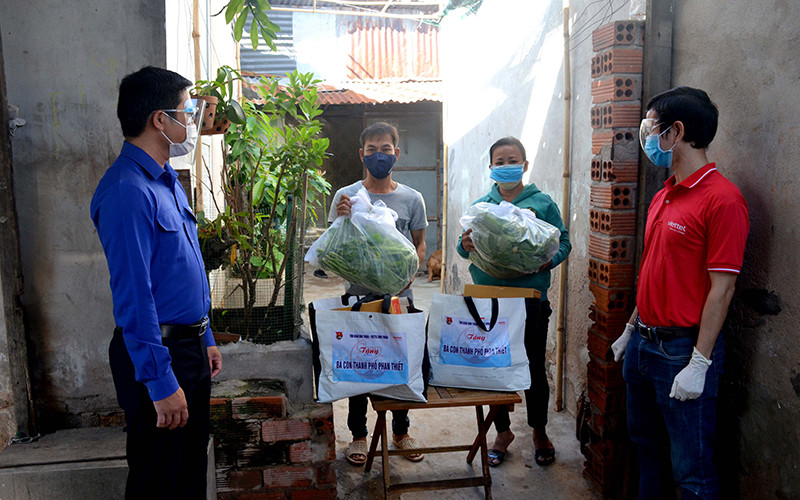 Đại diện Tỉnh đoàn Bình Thuận cùng nhà tài trợ trao quà cho các gia đình ở phường Đức Nghĩa, TP Phan Thiết gặp khó khăn, bị mất việc làm do ảnh hưởng bởi dịch Covid-19. 
