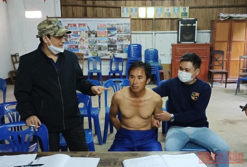 Đối tượng Sùng A Dua bị lực lượng chức năng bắt giữ khi trốn tại Lào. 