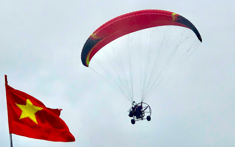 Giải dù lượn lần này thu hút hơn 100 vận động viên tham gia trong đó có cả các vận động viên quốc tế.