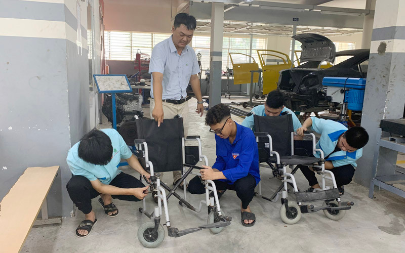 Thầy và trò sửa chữa xe lăn cho người khuyết tật 