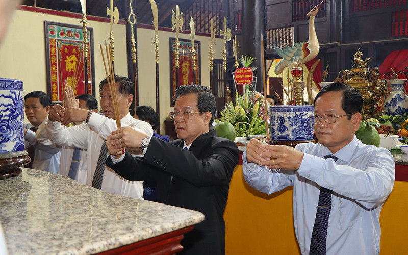 Đại diện lãnh đạo tỉnh An Giang dâng hương tưởng niệm kỷ niệm 193 năm ngày mất danh thần Thoại Ngọc Hầu